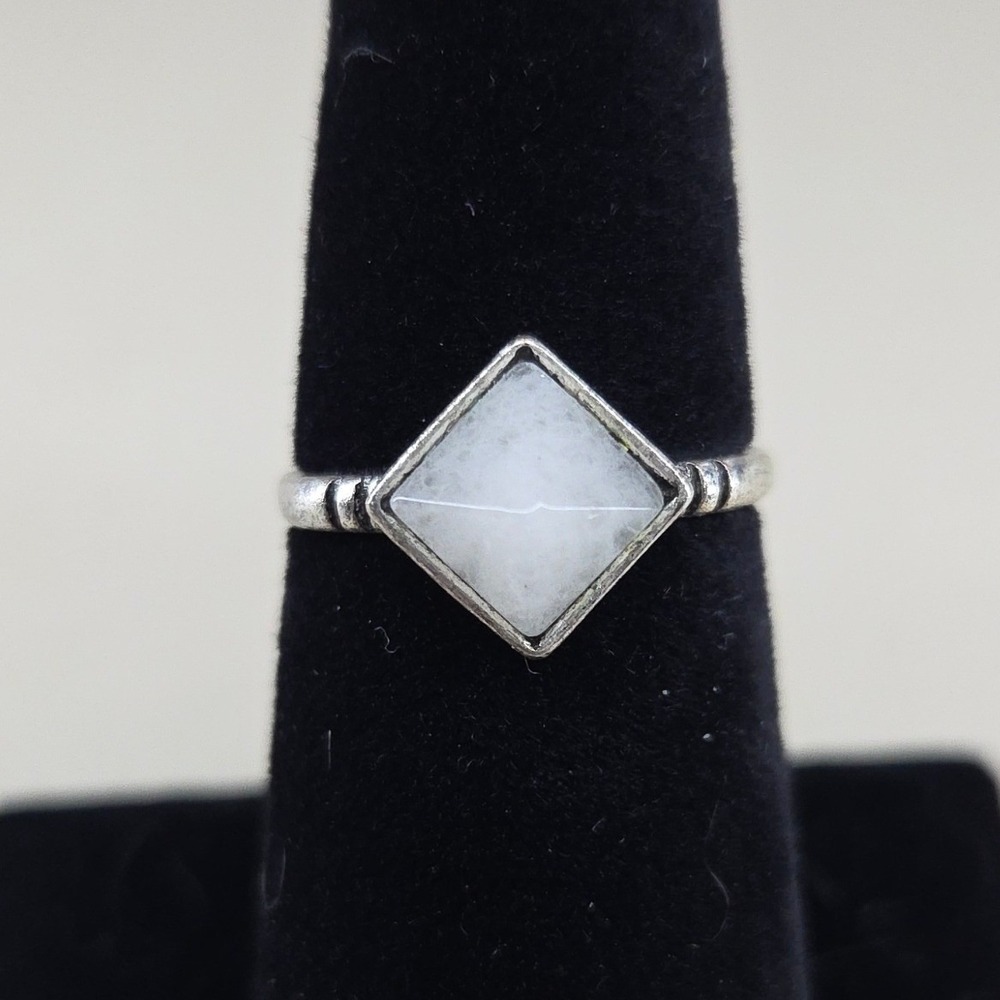 Silver Tone Geometric Diamond Shape Milky White Resin Ring Size 7‎